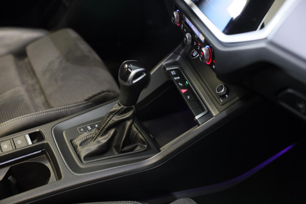 Audi Q3 45 TFSI e S Line Competition / SONOS / Camera / Lane Assist / Open Panoramadak / Virtual Cockpit / Led / Pdc / 20 Inch Audi Q3 45 TFSI e S Line Competition / SONOS / Camera / Lane Assist / Open Panoramadak / Virtual Cockpit / Led / Pdc / 20 Inch