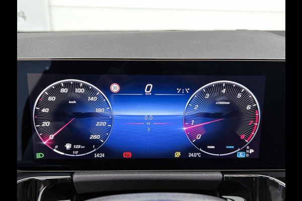 Mercedes-Benz GLA 180 Business Solution AMG | Trekhaak | Advanced Sound System | Multibeam LED | Panoramaschuifdak | Smartphone integratie | EASY PACK achterklep | Keyless-Go comfortpakket |
