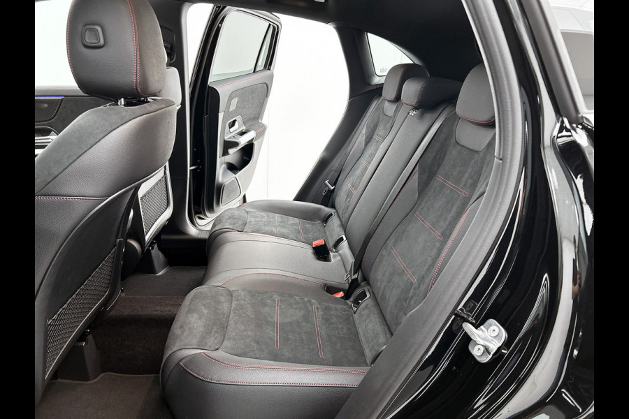 Mercedes-Benz GLA 180 Business Solution AMG | Trekhaak | Advanced Sound System | Multibeam LED | Panoramaschuifdak | Smartphone integratie | EASY PACK achterklep | Keyless-Go comfortpakket |