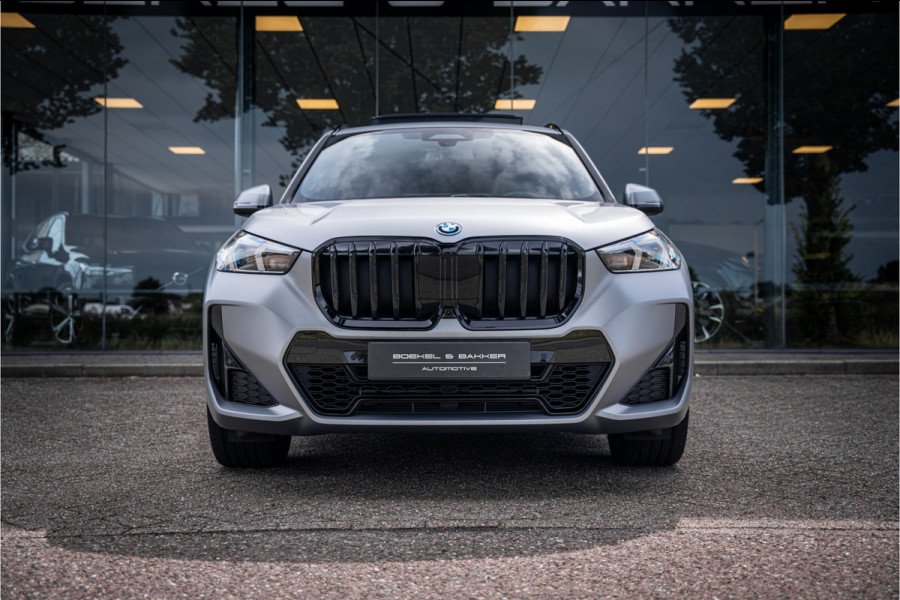 BMW X1 xDrive30e ** Panodak ** Innovation ** Driving Assistant NP 74K ** 1.800kg trekgewicht!