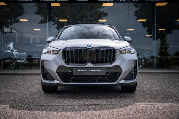BMW X1 xDrive30e ** Panodak ** Innovation ** Driving Assistant NP 74K ** 1.800kg trekgewicht!