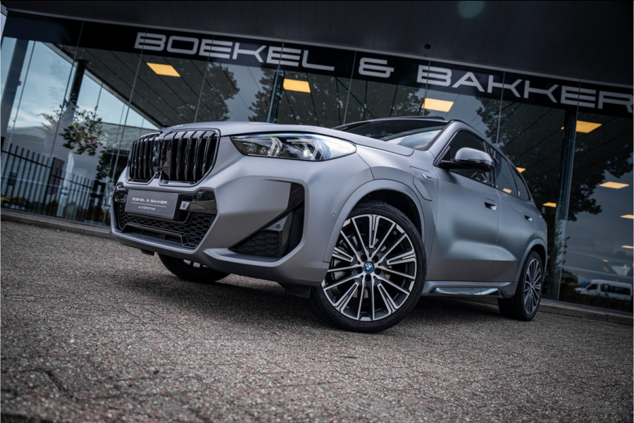BMW X1 xDrive30e ** Panodak ** Innovation ** Driving Assistant NP 74K ** 1.800kg trekgewicht!