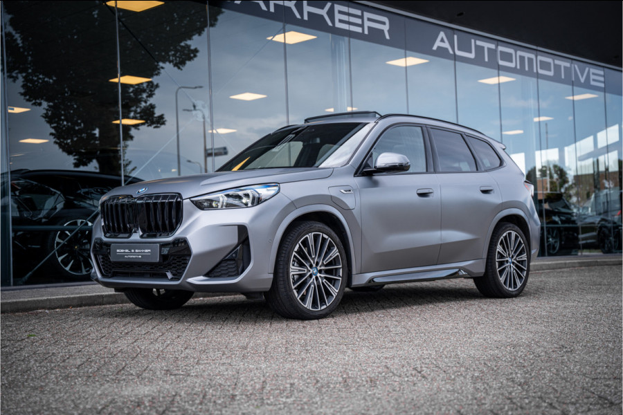 BMW X1 xDrive30e ** Panodak ** Innovation ** Driving Assistant NP 74K ** 1.800kg trekgewicht!