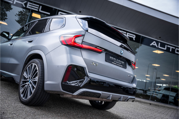 BMW X1 xDrive30e ** Panodak ** Innovation ** Driving Assistant NP 74K ** 1.800kg trekgewicht!