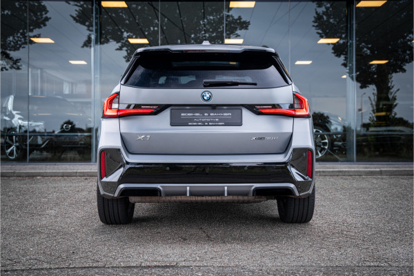 BMW X1 xDrive30e ** Panodak ** Innovation ** Driving Assistant NP 74K ** 1.800kg trekgewicht!