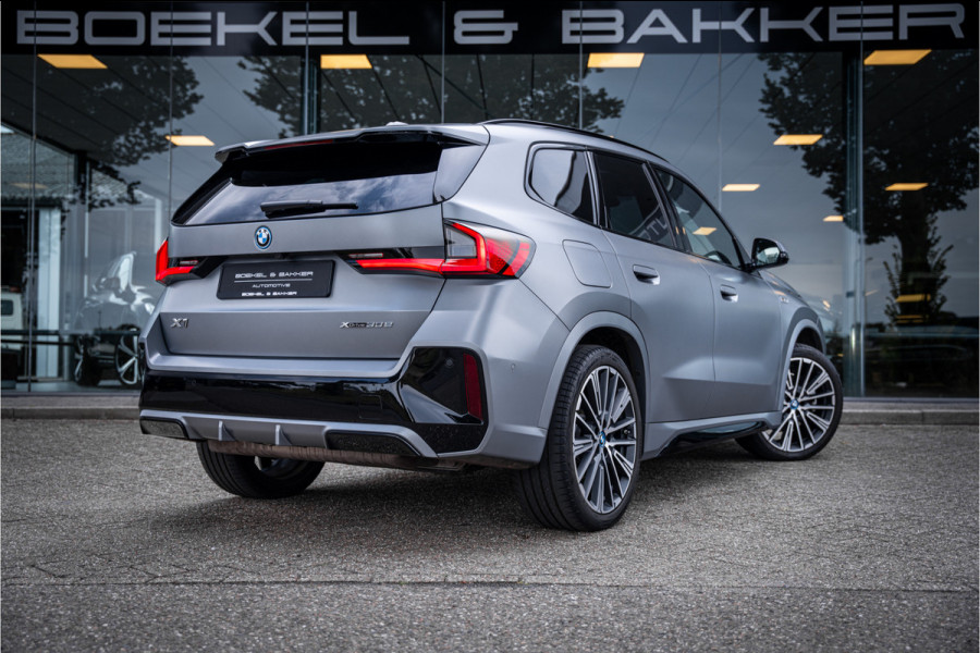 BMW X1 xDrive30e ** Panodak ** Innovation ** Driving Assistant NP 74K ** 1.800kg trekgewicht!
