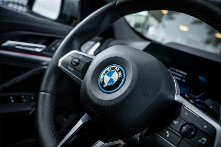 BMW X1 xDrive30e ** Panodak ** Innovation ** Driving Assistant NP 74K ** 1.800kg trekgewicht!