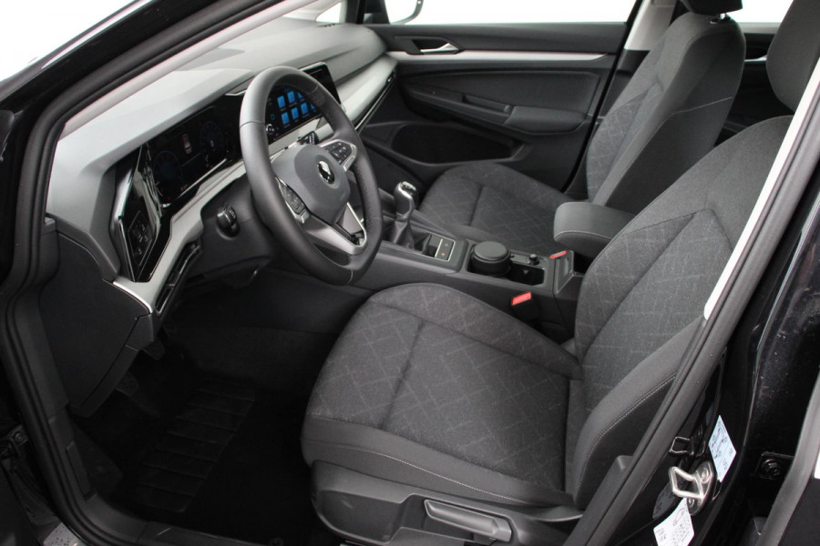Volkswagen Golf 1.5 TSI 130pk Life Navigatie Climate control Camera Led Parkeer sensoren Virtuel Cockpit Stoel en Stuur verwarming