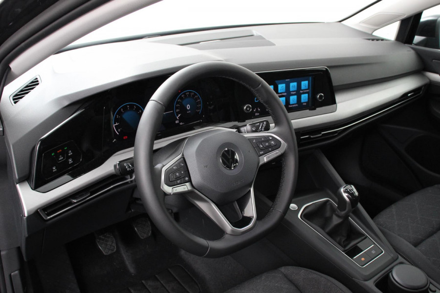 Volkswagen Golf 1.5 TSI 130pk Life Navigatie Climate control Camera Led Parkeer sensoren Virtuel Cockpit Stoel en Stuur verwarming