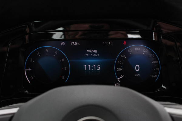 Volkswagen Golf 1.5 TSI 130pk Life Navigatie Climate control Camera Led Parkeer sensoren Virtuel Cockpit Stoel en Stuur verwarming