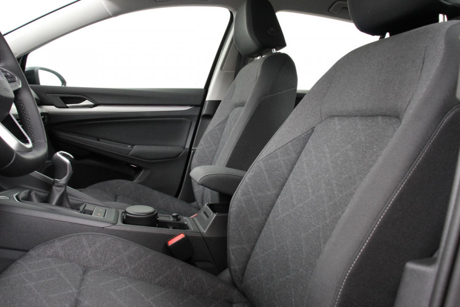 Volkswagen Golf 1.5 TSI 130pk Life Navigatie Climate control Camera Led Parkeer sensoren Virtuel Cockpit Stoel en Stuur verwarming