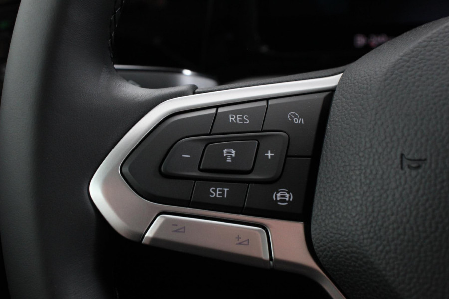 Volkswagen Golf 1.5 TSI 130pk Life Navigatie Climate control Camera Led Parkeer sensoren Virtuel Cockpit Stoel en Stuur verwarming