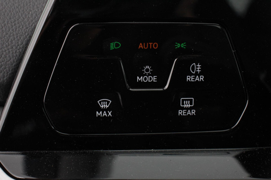 Volkswagen Golf 1.5 TSI 130pk Life Navigatie Climate control Camera Led Parkeer sensoren Virtuel Cockpit Stoel en Stuur verwarming