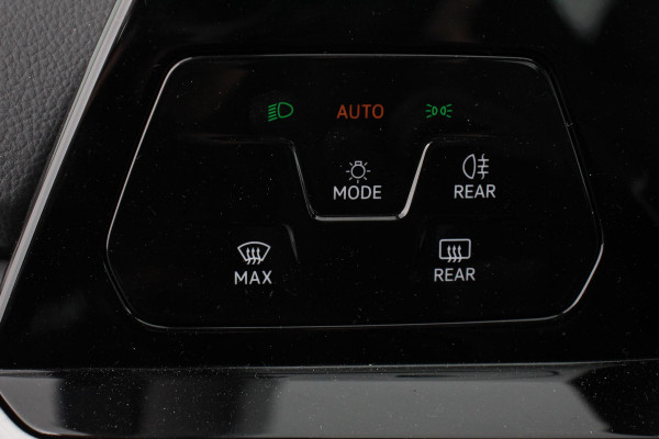 Volkswagen Golf 1.5 TSI 130pk Life Navigatie Climate control Camera Led Parkeer sensoren Virtuel Cockpit Stoel en Stuur verwarming