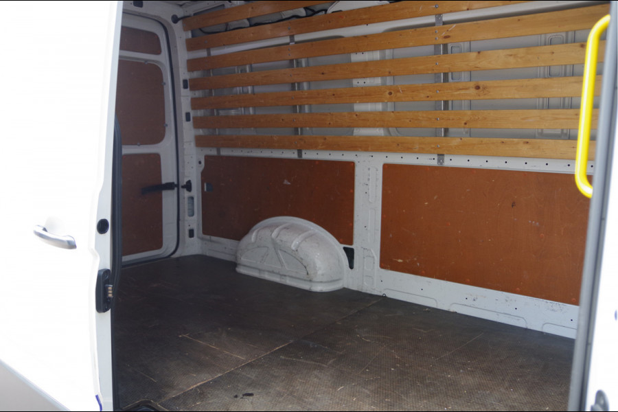 Volkswagen Crafter 2.0 TDI L3H3 140PK LED, ADAPT. CRUISE, CARPLAY, AIRCO, VOORRUIT VERWARMING, NL AUTO, NAP