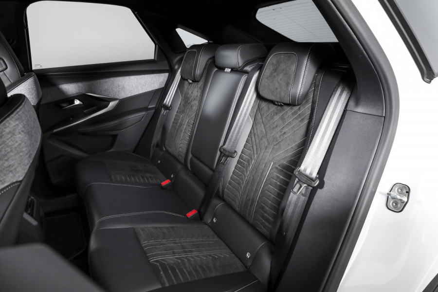 Peugeot 3008 1.2 Hybrid 145 GT | Dig. Cockpit | Adapt. Cruise | Stoel-+stuurverw. | PDC | Camera | NAV+App. Connect | ECC | 19" LM | Afn. Trekhaak | 0026