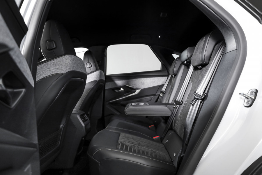Peugeot 3008 1.2 Hybrid 145 GT | Dig. Cockpit | Adapt. Cruise | Stoel-+stuurverw. | PDC | Camera | NAV+App. Connect | ECC | 19" LM | Afn. Trekhaak | 0026