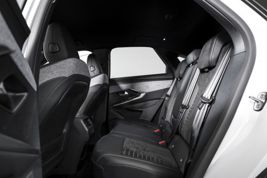 Peugeot 3008 1.2 Hybrid 145 GT | Dig. Cockpit | Adapt. Cruise | Stoel-+stuurverw. | PDC | Camera | NAV+App. Connect | ECC | 19" LM | Afn. Trekhaak | 0026