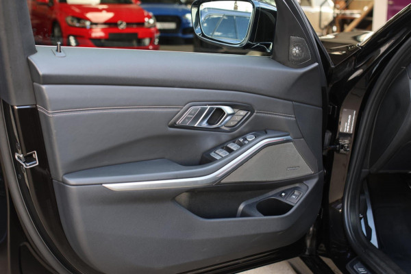 BMW 3-serie 330e M-Sport *Schuifdak*H/K*Individual*Comforttoegang*