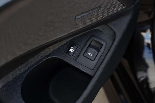 BMW 3-serie 330e M-Sport *Schuifdak*H/K*Individual*Comforttoegang*