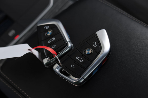 BMW 3-serie 330e M-Sport *Schuifdak*H/K*Individual*Comforttoegang*