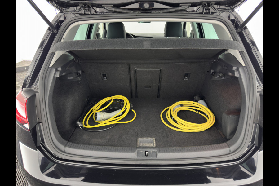 Volkswagen e-Golf E-DITION (INCL.BTW) *HEAT-PUMP | LUXURY-LEATHER | FULL-LED | DIGI-COCKPIT | NAVI-FULLMAP | HEATED-SPORTSEATS | CAMERA | DAB+ | AMBIENT-LIGHT | 16''ALU*