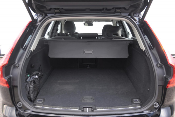 Volvo XC60 T6 350PK Automaat AWD Ultra Dark Trekhaak / BLIS / Harman Kardon audio / Head-up display / Harman Kardon audio / Panoramadak / BLIS / Elektrisch bedienbare voorstoelen / Memory seats / Verwarmbare stoelen / Keyless entry /