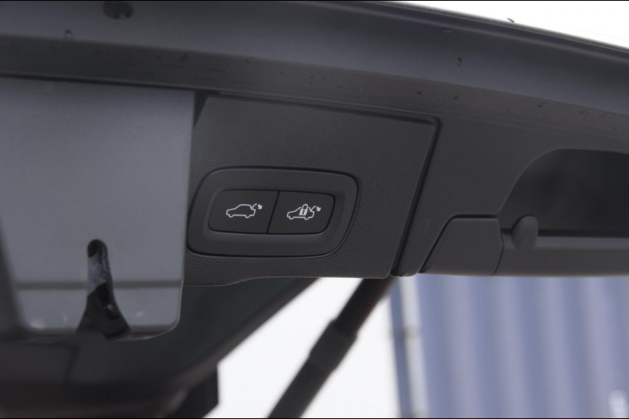 Volvo XC60 T6 350PK Automaat AWD Ultra Dark Trekhaak / BLIS / Harman Kardon audio / Head-up display / Harman Kardon audio / Panoramadak / BLIS / Elektrisch bedienbare voorstoelen / Memory seats / Verwarmbare stoelen / Keyless entry /