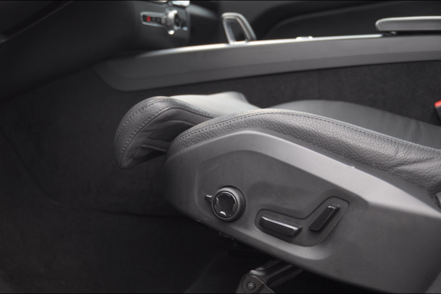 Volvo XC60 T6 350PK Automaat AWD Ultra Dark Trekhaak / BLIS / Harman Kardon audio / Head-up display / Harman Kardon audio / Panoramadak / BLIS / Elektrisch bedienbare voorstoelen / Memory seats / Verwarmbare stoelen / Keyless entry /