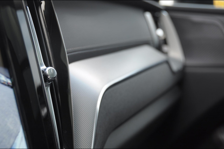 Volvo XC60 T6 350PK Automaat AWD Ultra Dark Trekhaak / BLIS / Harman Kardon audio / Head-up display / Harman Kardon audio / Panoramadak / BLIS / Elektrisch bedienbare voorstoelen / Memory seats / Verwarmbare stoelen / Keyless entry /