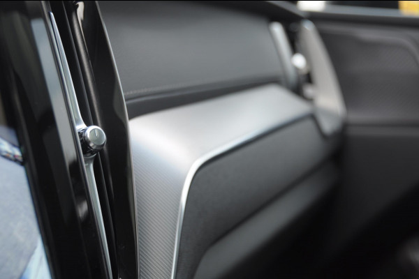Volvo XC60 T6 350PK Automaat AWD Ultra Dark Trekhaak / BLIS / Harman Kardon audio / Head-up display / Harman Kardon audio / Panoramadak / BLIS / Elektrisch bedienbare voorstoelen / Memory seats / Verwarmbare stoelen / Keyless entry /