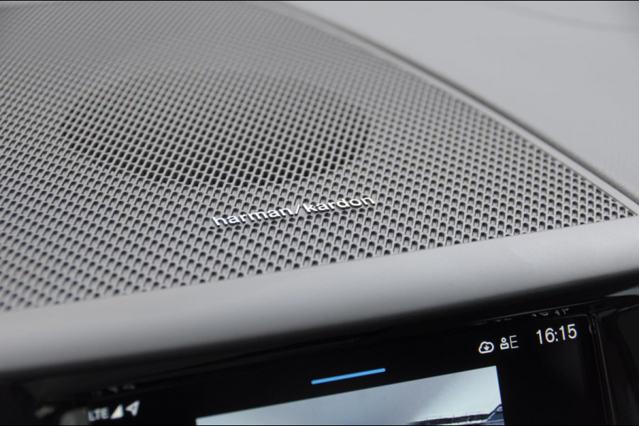 Volvo XC60 T6 350PK Automaat AWD Ultra Dark Trekhaak / BLIS / Harman Kardon audio / Head-up display / Harman Kardon audio / Panoramadak / BLIS / Elektrisch bedienbare voorstoelen / Memory seats / Verwarmbare stoelen / Keyless entry /