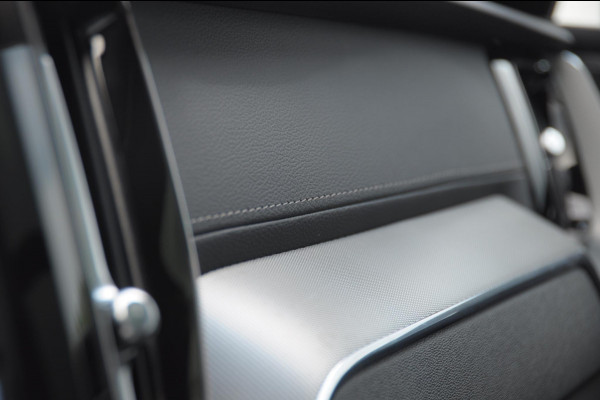Volvo XC60 T6 350PK Automaat AWD Ultra Dark Trekhaak / BLIS / Harman Kardon audio / Head-up display / Harman Kardon audio / Panoramadak / BLIS / Elektrisch bedienbare voorstoelen / Memory seats / Verwarmbare stoelen / Keyless entry /