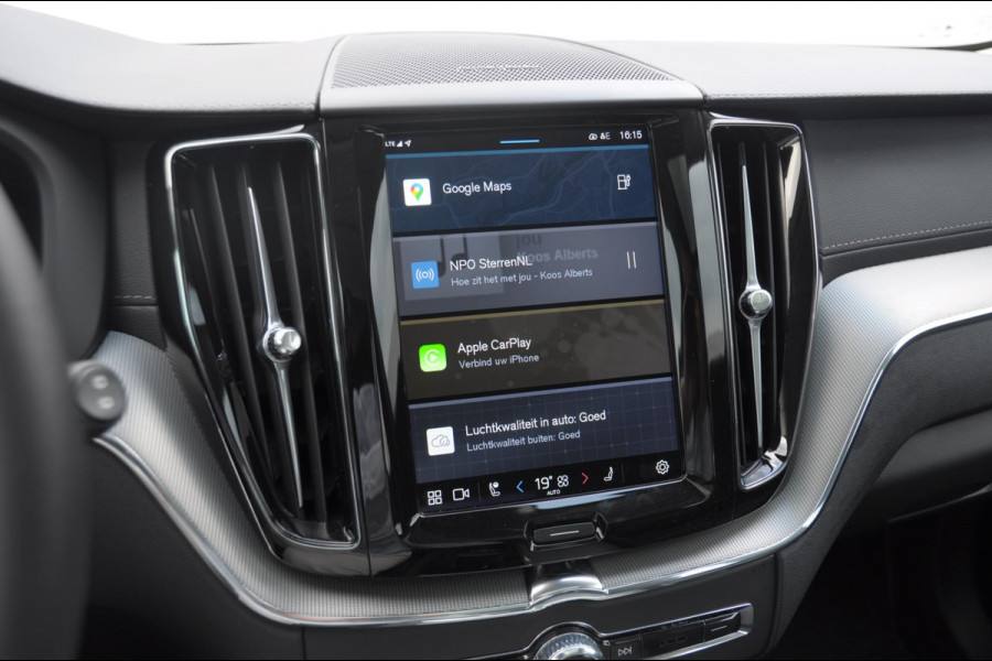 Volvo XC60 T6 350PK Automaat AWD Ultra Dark Trekhaak / BLIS / Harman Kardon audio / Head-up display / Harman Kardon audio / Panoramadak / BLIS / Elektrisch bedienbare voorstoelen / Memory seats / Verwarmbare stoelen / Keyless entry /