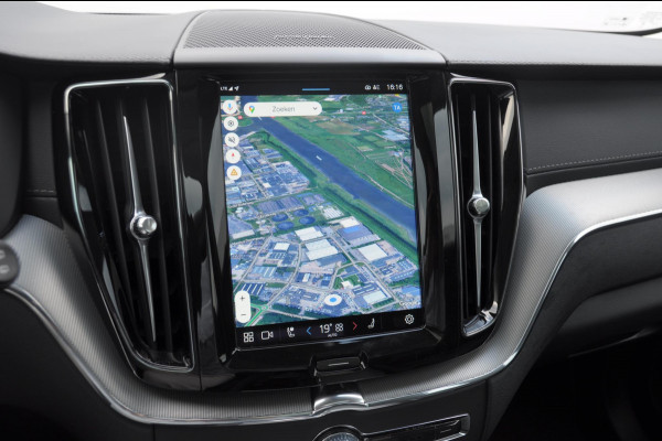 Volvo XC60 T6 350PK Automaat AWD Ultra Dark Trekhaak / BLIS / Harman Kardon audio / Head-up display / Harman Kardon audio / Panoramadak / BLIS / Elektrisch bedienbare voorstoelen / Memory seats / Verwarmbare stoelen / Keyless entry /