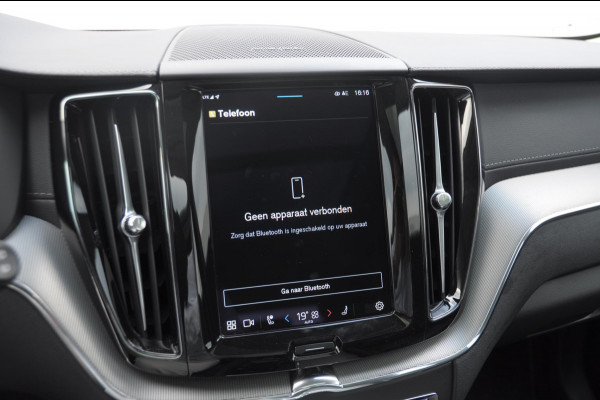Volvo XC60 T6 350PK Automaat AWD Ultra Dark Trekhaak / BLIS / Harman Kardon audio / Head-up display / Harman Kardon audio / Panoramadak / BLIS / Elektrisch bedienbare voorstoelen / Memory seats / Verwarmbare stoelen / Keyless entry /