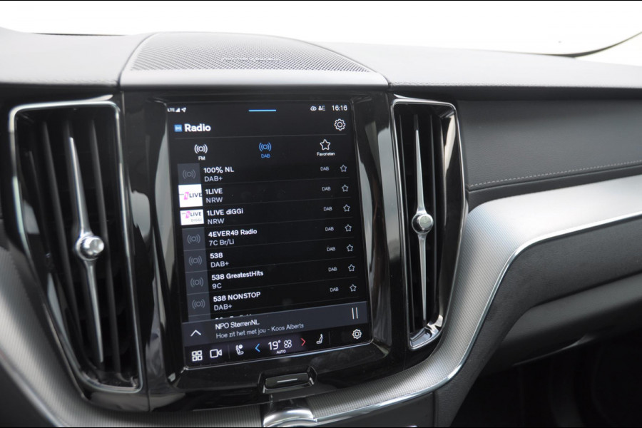 Volvo XC60 T6 350PK Automaat AWD Ultra Dark Trekhaak / BLIS / Harman Kardon audio / Head-up display / Harman Kardon audio / Panoramadak / BLIS / Elektrisch bedienbare voorstoelen / Memory seats / Verwarmbare stoelen / Keyless entry /