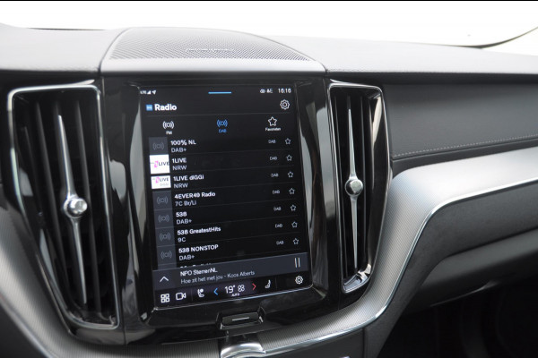 Volvo XC60 T6 350PK Automaat AWD Ultra Dark Trekhaak / BLIS / Harman Kardon audio / Head-up display / Harman Kardon audio / Panoramadak / BLIS / Elektrisch bedienbare voorstoelen / Memory seats / Verwarmbare stoelen / Keyless entry /