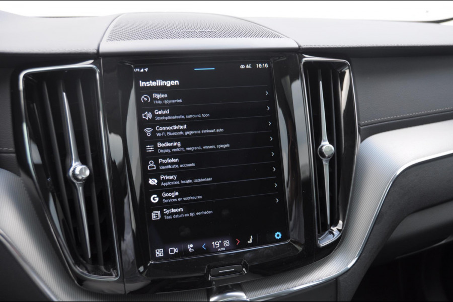 Volvo XC60 T6 350PK Automaat AWD Ultra Dark Trekhaak / BLIS / Harman Kardon audio / Head-up display / Harman Kardon audio / Panoramadak / BLIS / Elektrisch bedienbare voorstoelen / Memory seats / Verwarmbare stoelen / Keyless entry /