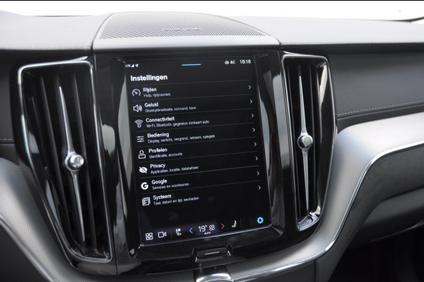 Volvo XC60 T6 350PK Automaat AWD Ultra Dark Trekhaak / BLIS / Harman Kardon audio / Head-up display / Harman Kardon audio / Panoramadak / BLIS / Elektrisch bedienbare voorstoelen / Memory seats / Verwarmbare stoelen / Keyless entry /