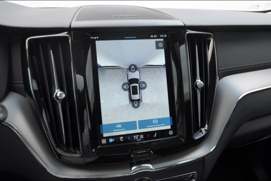 Volvo XC60 T6 350PK Automaat AWD Ultra Dark Trekhaak / BLIS / Harman Kardon audio / Head-up display / Harman Kardon audio / Panoramadak / BLIS / Elektrisch bedienbare voorstoelen / Memory seats / Verwarmbare stoelen / Keyless entry /