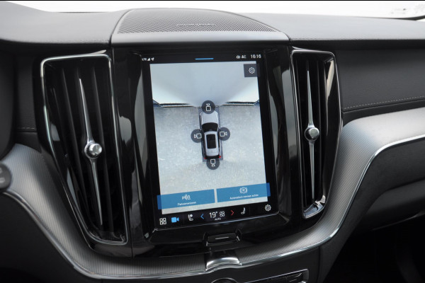 Volvo XC60 T6 350PK Automaat AWD Ultra Dark Trekhaak / BLIS / Harman Kardon audio / Head-up display / Harman Kardon audio / Panoramadak / BLIS / Elektrisch bedienbare voorstoelen / Memory seats / Verwarmbare stoelen / Keyless entry /