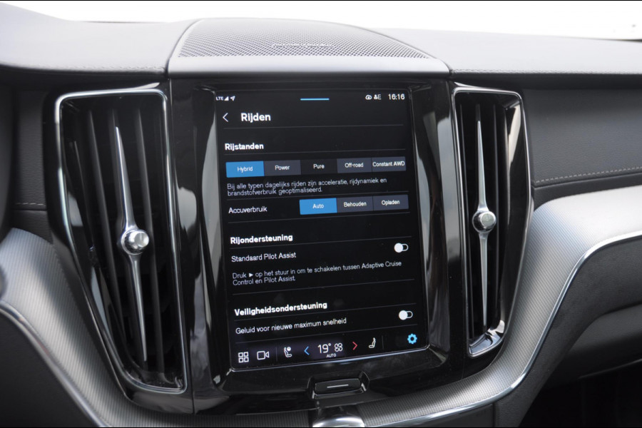 Volvo XC60 T6 350PK Automaat AWD Ultra Dark Trekhaak / BLIS / Harman Kardon audio / Head-up display / Harman Kardon audio / Panoramadak / BLIS / Elektrisch bedienbare voorstoelen / Memory seats / Verwarmbare stoelen / Keyless entry /