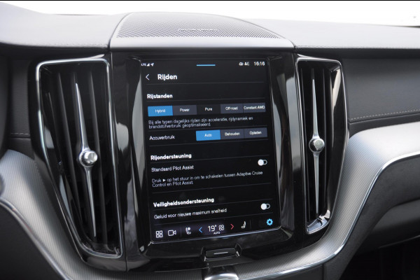 Volvo XC60 T6 350PK Automaat AWD Ultra Dark Trekhaak / BLIS / Harman Kardon audio / Head-up display / Harman Kardon audio / Panoramadak / BLIS / Elektrisch bedienbare voorstoelen / Memory seats / Verwarmbare stoelen / Keyless entry /