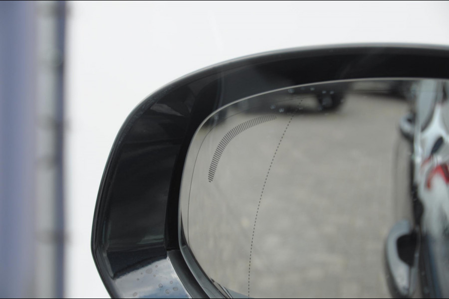 Volvo XC60 T6 350PK Automaat AWD Ultra Dark Trekhaak / BLIS / Harman Kardon audio / Head-up display / Harman Kardon audio / Panoramadak / BLIS / Elektrisch bedienbare voorstoelen / Memory seats / Verwarmbare stoelen / Keyless entry /