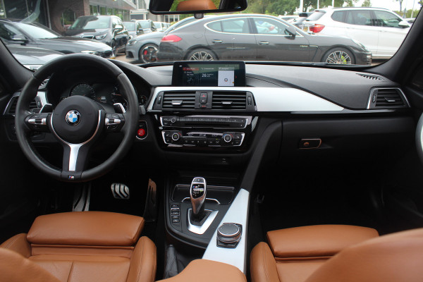 BMW 3 Serie Touring 330i M Sport Edition / M Performance / Trekhaak / Panoramadak / 360Camera / Leder / 19'' / Head-up / Navigatie / Harman Kardon / Stoelverwarming / DAB / Cruise Control
