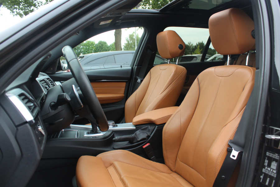 BMW 3 Serie Touring 330i M Sport Edition / M Performance / Trekhaak / Panoramadak / 360Camera / Leder / 19'' / Head-up / Navigatie / Harman Kardon / Stoelverwarming / DAB / Cruise Control