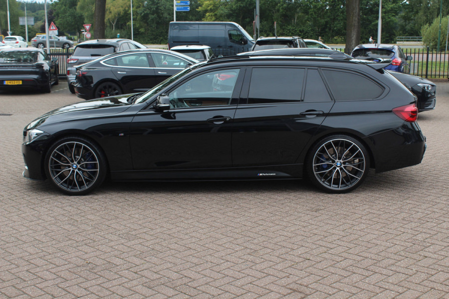 BMW 3 Serie Touring 330i M Sport Edition / M Performance / Trekhaak / Panoramadak / 360Camera / Leder / 19'' / Head-up / Navigatie / Harman Kardon / Stoelverwarming / DAB / Cruise Control