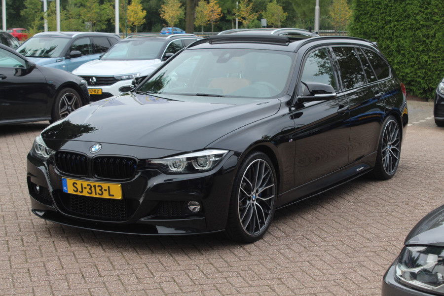BMW 3 Serie Touring 330i M Sport Edition / M Performance / Trekhaak / Panoramadak / 360Camera / Leder / 19'' / Head-up / Navigatie / Harman Kardon / Stoelverwarming / DAB / Cruise Control