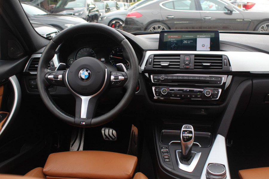 BMW 3 Serie Touring 330i M Sport Edition / M Performance / Trekhaak / Panoramadak / 360Camera / Leder / 19'' / Head-up / Navigatie / Harman Kardon / Stoelverwarming / DAB / Cruise Control